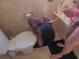 Människa toalett indisk tik få pissed på och få henne huvud flushed followed av sugande phallus