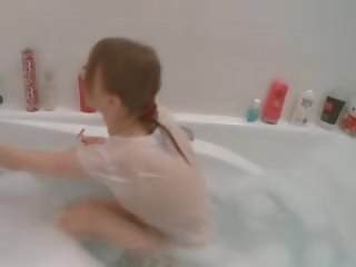Perempuan hygiene dalam yang mandi tiub