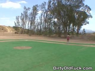 Groot titty brunette tiener op een baseball diamant