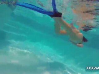مثير امرأة سمراء دعوة فتاة حلوى swims تحت الماء