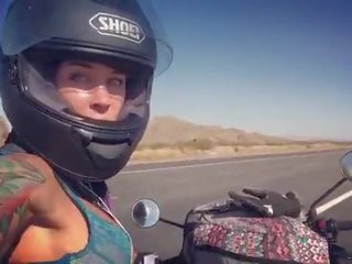 Felicity feline motorcycle seductress jazdenie aprilia v podprsenka
