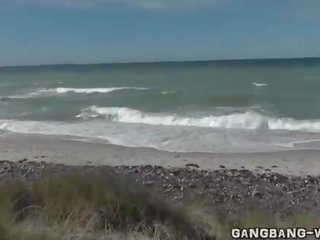 Sgualdrina di sborra moglie dogging a un tempestoso spiaggia