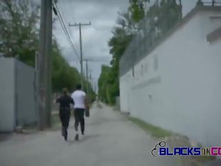 Mustad edasi cops õues avalik räpane film film koos rinnakas valge küpsemad babes