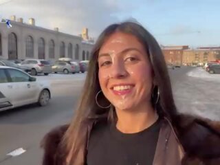 Koekje walks met sperma op haar gezicht in public&comma; voor een generous reward van een vreemdeling - cumwalk
