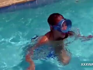Sensational brunette telefoontje meisje snoep swims onderwater