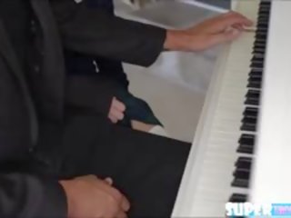 Sarmikas sammie tempt tema klaver õpetaja