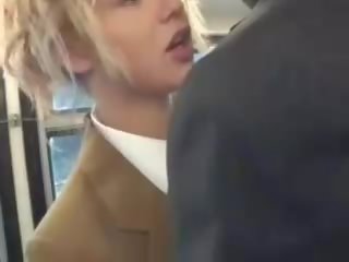 Blond nana sucer asiatique les gars membre sur la autobus