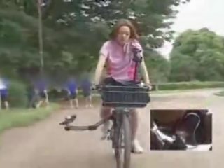 Japonez fiică masturbated în timp ce calarind o specially modified murdar film bike!