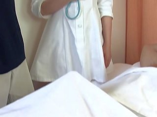 Asiatique thérapeute baise deux lads en la hôpital